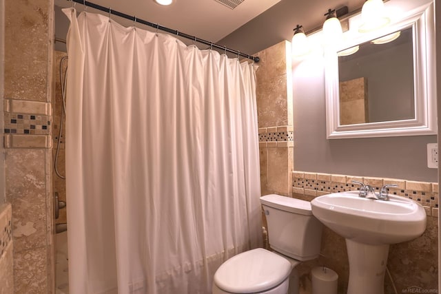 7859 Pine Ridge Dr, Clarkston, MI 48346 - bathroom featuring toilet, tile walls, and shower / bathtub combination with curtain