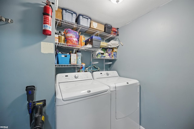 724 Columbia St, Algonac, MI 48001 - laundry room featuring washer and dryer