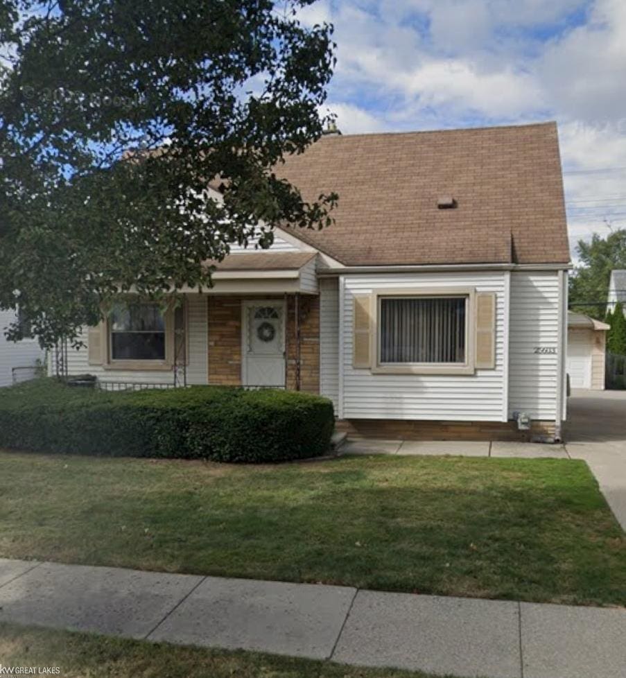 25603 Fortuna St, Roseville, MI 48066 - view of front facade featuring a front yard and roof with shingles