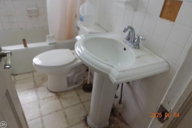 1321 Cornell Rd, Muskegon, MI 49441 - full bathroom with shower / bath combo with shower curtain, toilet, and tile walls