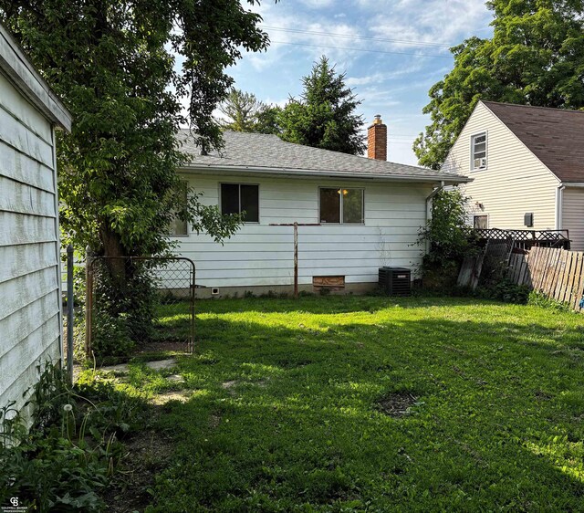 3109 Yale St, Flint, MI 48503 - back of house featuring a chimney and crawl space