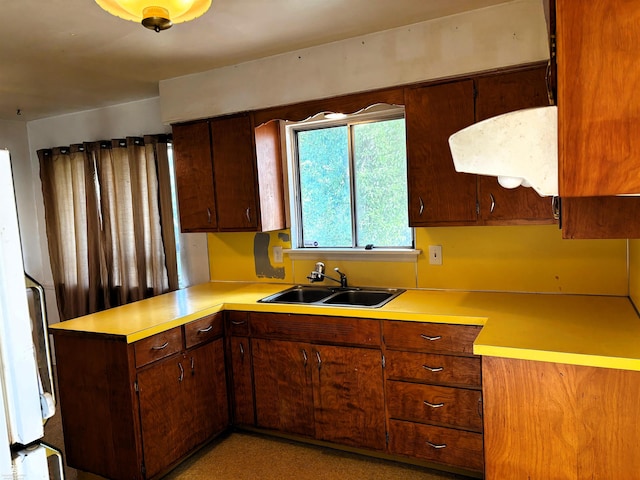 3109 Yale St, Flint, MI 48503 - kitchen with light countertops and a peninsula