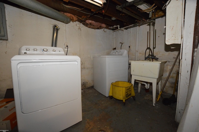 17530 Oakdale St, Roseville, MI 48066 - laundry room featuring washing machine and dryer