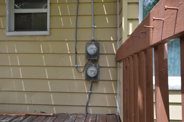 17530 Oakdale St, Roseville, MI 48066 - exterior view of electric meter