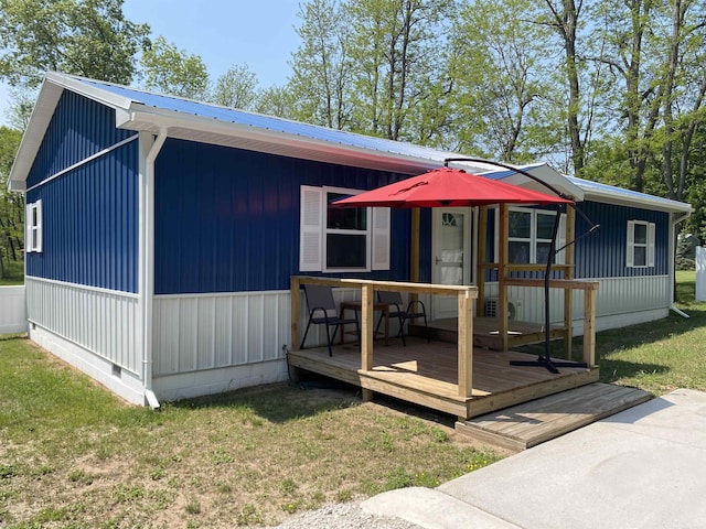 1335 28th St, Manistee, MI 49660 - manufactured / mobile home with a front lawn, a metal roof, and crawl space