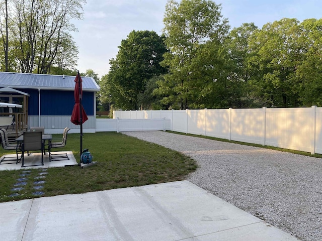 1335 28th St, Manistee, MI 49660 - view of yard with a patio