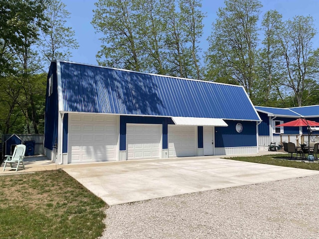 1335 28th St, Manistee, MI 49660 - detached garage with gravel driveway