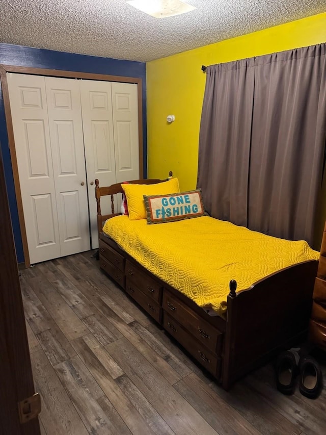 250 Witbeck Dr, Clare, MI 48617 - bedroom featuring dark wood-type flooring, a closet, and a textured ceiling