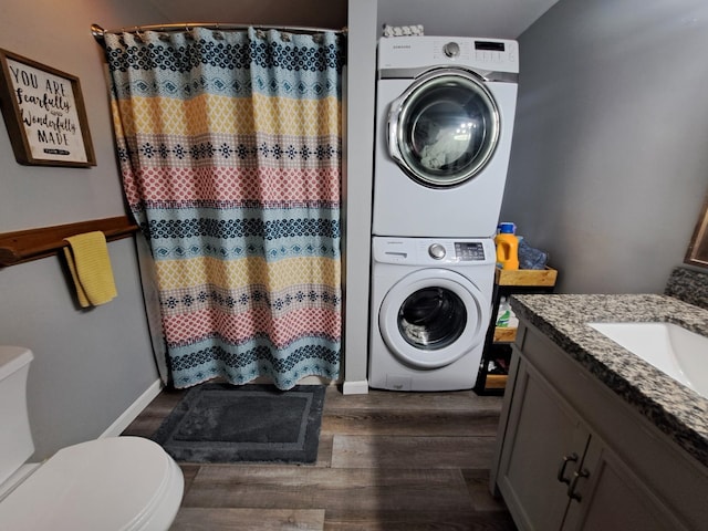 250 Witbeck Dr, Clare, MI 48617 - full bath with stacked washer / drying machine, wood finished floors, a shower with shower curtain, and vanity