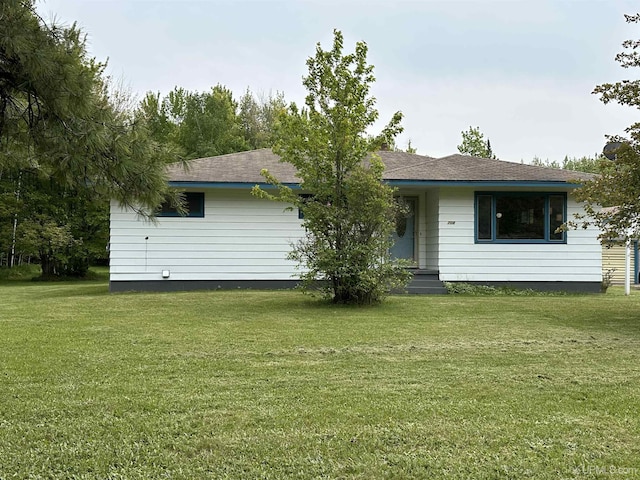 708 Paul Bunyan Ave, Ontonagon, MI 48853 - view of front facade with a front lawn