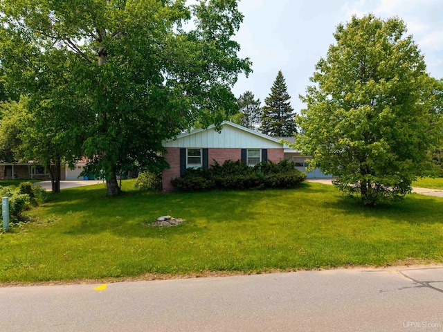 3 Fairway Dr, Marquette, MI 49855 - view of front facade with brick siding and a front yard