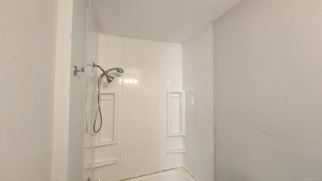 11444 Cadillac St, Warren, MI 48089 - full bathroom with shower / tub combination