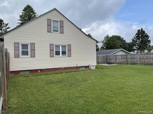 301 N 7th Ave, Hurley, WI 54534 - view of side of home with a fenced backyard and crawl space