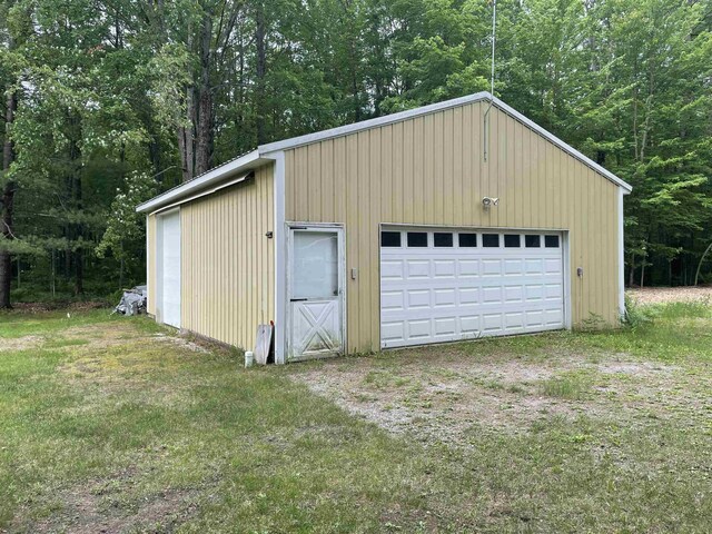 1549 N 7 Mile Rd, Sanford, MI 48657 - detached garage with a forest view