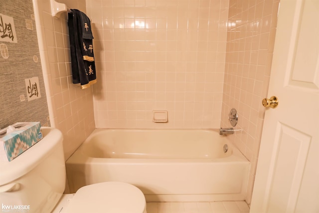 54826 Cambridge Dr, Shelby, MI 48315 - full bath with toilet and shower / bath combination