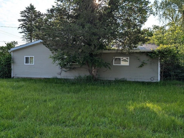 2920 Lauria Rd, Kawkawlin, MI 48706 - view of side of property featuring a yard