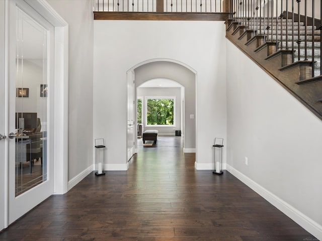 4661 Applewood Ct, Rochester, MI 48306 - entryway featuring arched walkways, dark wood-type flooring, stairway, and a towering ceiling