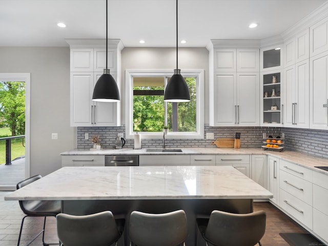 4661 Applewood Ct, Rochester, MI 48306 - kitchen featuring a kitchen bar, backsplash, white cabinetry, and recessed lighting