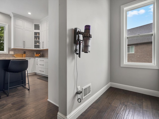 4661 Applewood Ct, Rochester, MI 48306 - bar area featuring dark wood-style floors, backsplash, and recessed lighting