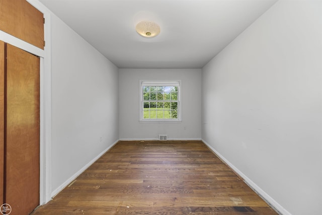 5541 Houghten Dr, Troy, MI 48098 - empty room featuring wood finished floors and baseboards