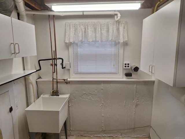 4130 Elmhurst Rd, Waterford, MI 48328 - washroom with a sink