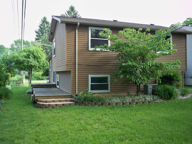 4130 Elmhurst Rd, Waterford, MI 48328 - rear view of property with a yard