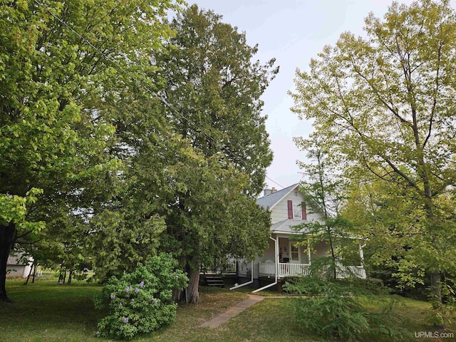 505 Pennsylvania Ave, Ontonagon, MI 49953 - view of front facade with covered porch and a front lawn