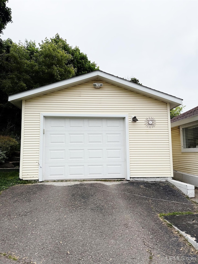 401 White St, Hancock, MI 49930 - detached garage with driveway