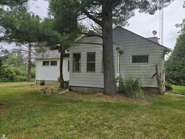 1675 Bauman Rd, Columbus, MI 48063 - view of side of property with a yard