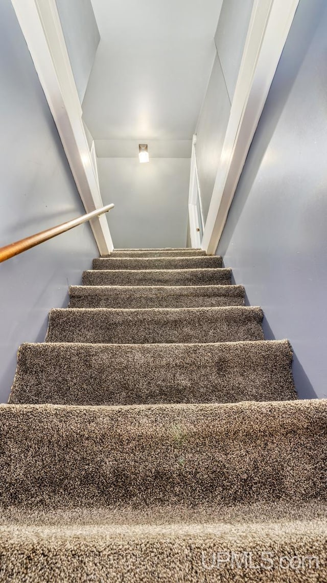 605 S 9th St, Escanaba, MI 49829 - view of stairs