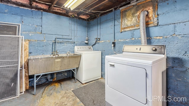 605 S 9th St, Escanaba, MI 49829 - laundry area with independent washer and dryer