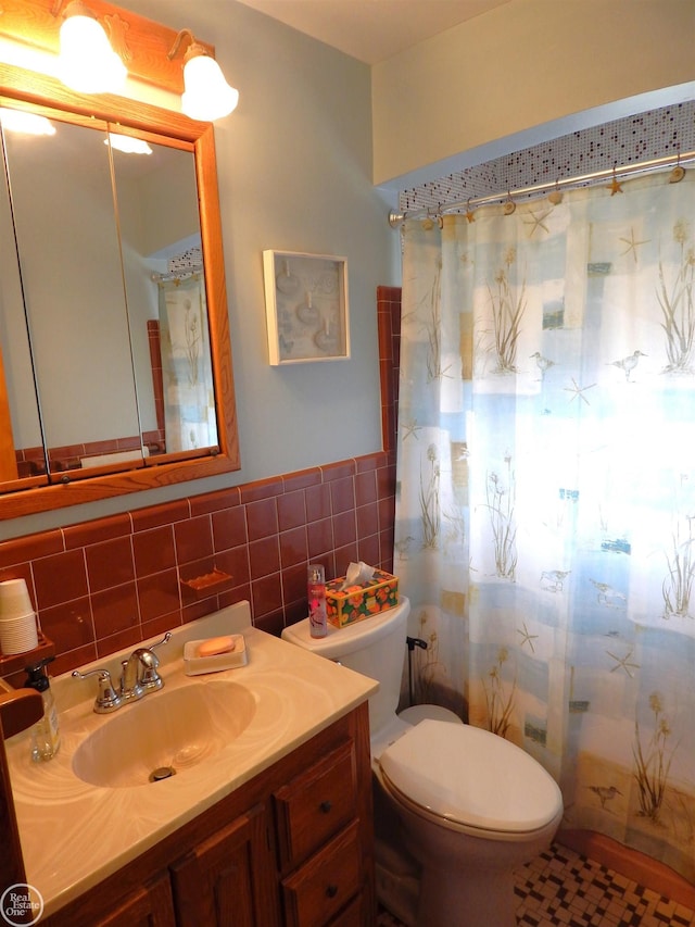 8508 Darlene St, Warren, MI 48093 - full bath with tile walls, vanity, wainscoting, and curtained shower