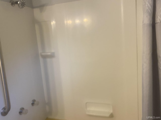 26121 S Calumet St, Laurium, MI 49913 - bathroom view of a shower