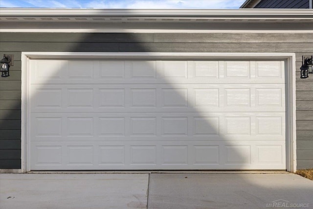 1718 W 12 Mile Rd, Royal Oak, MI 48073 - garage with driveway