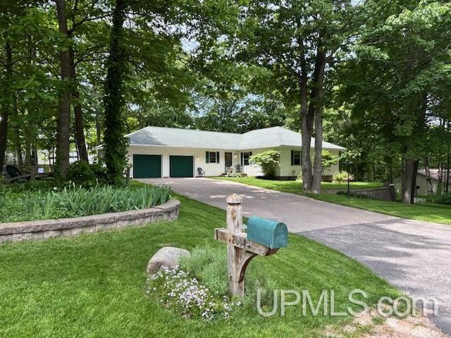 2004 Hunters Ln, Houghton, MI 49931 - ranch-style home with a garage, driveway, and a front lawn