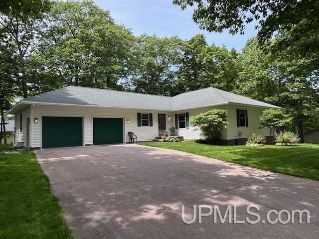 2004 Hunters Ln, Houghton, MI 49931 - single story home featuring a garage, driveway, and a front lawn
