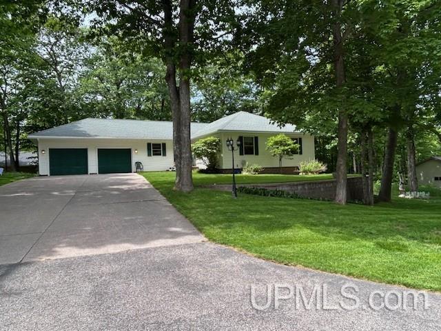 2004 Hunters Ln, Houghton, MI 49931 - ranch-style home with a garage, concrete driveway, and a front yard