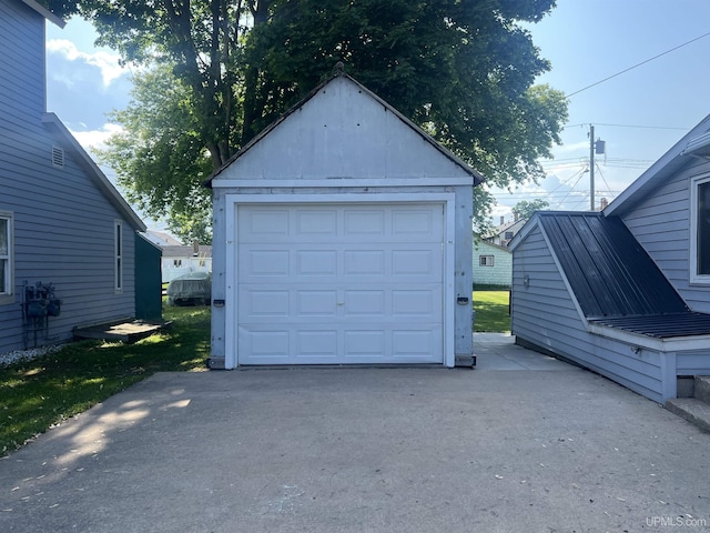 209 N 10th St, Escanaba, MI 49829 - detached garage with driveway