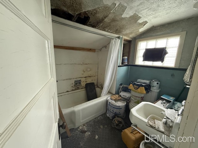 E2903 H44 Rd, Traunik, MI 49891 - bathroom featuring vaulted ceiling and shower / tub combo with curtain