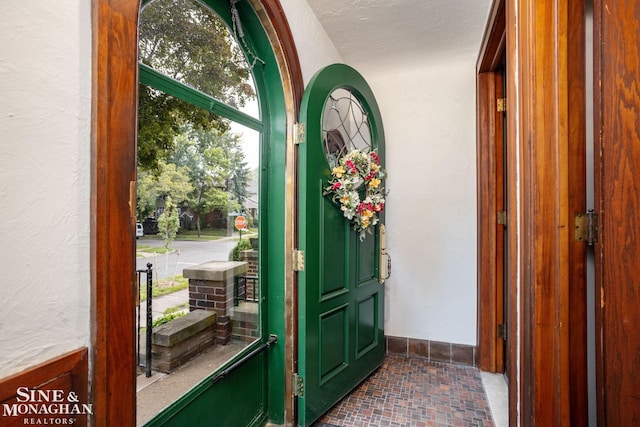 1258-1260 Lakepointe St, Grosse Pointe, MI 48230 - foyer with baseboards