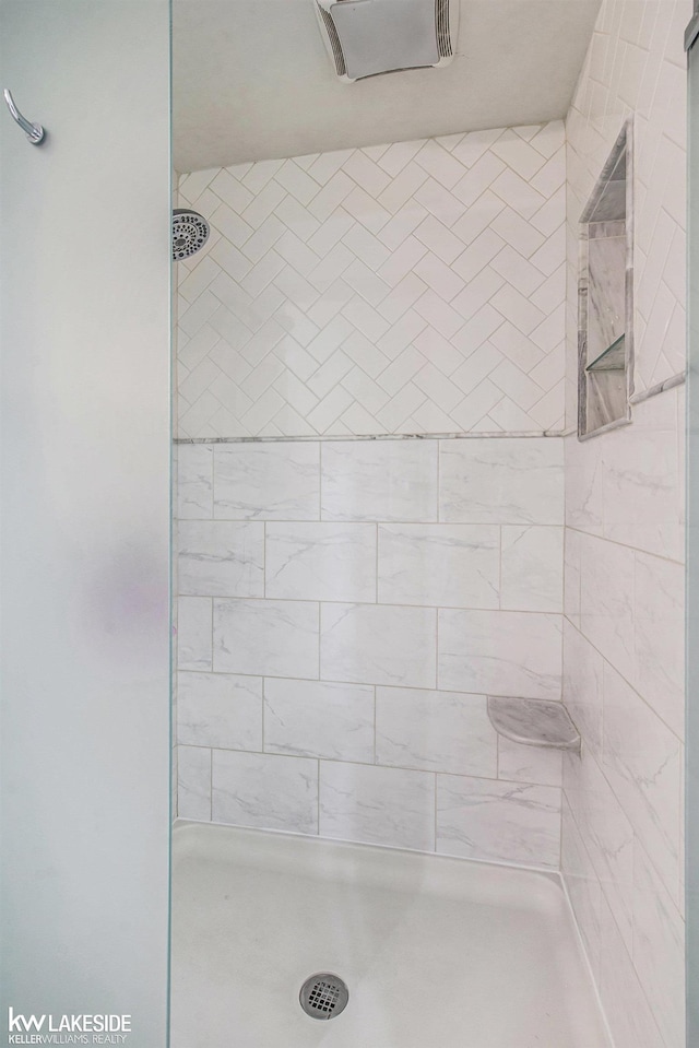 25986 Glenmoor St, Novi, MI 48374 - bathroom featuring tiled shower
