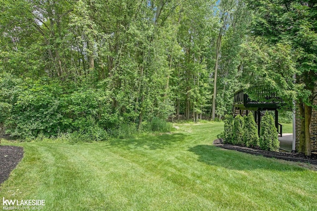 25986 Glenmoor St, Novi, MI 48374 - view of grassy yard featuring a deck