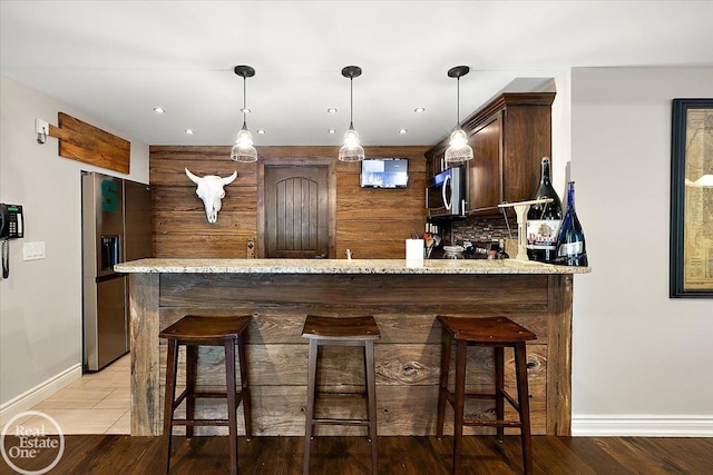 2940 Buell Rd, Oakland Twp, MI 48363 - kitchen featuring appliances with stainless steel finishes, a peninsula, tasteful backsplash, pendant lighting, and a breakfast bar