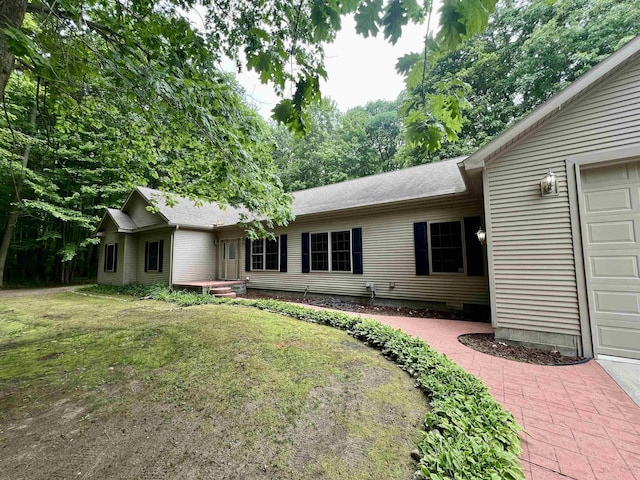 876 N Sanford Ln, Au Gres, MI 48703 - view of front facade featuring a front yard and an attached garage