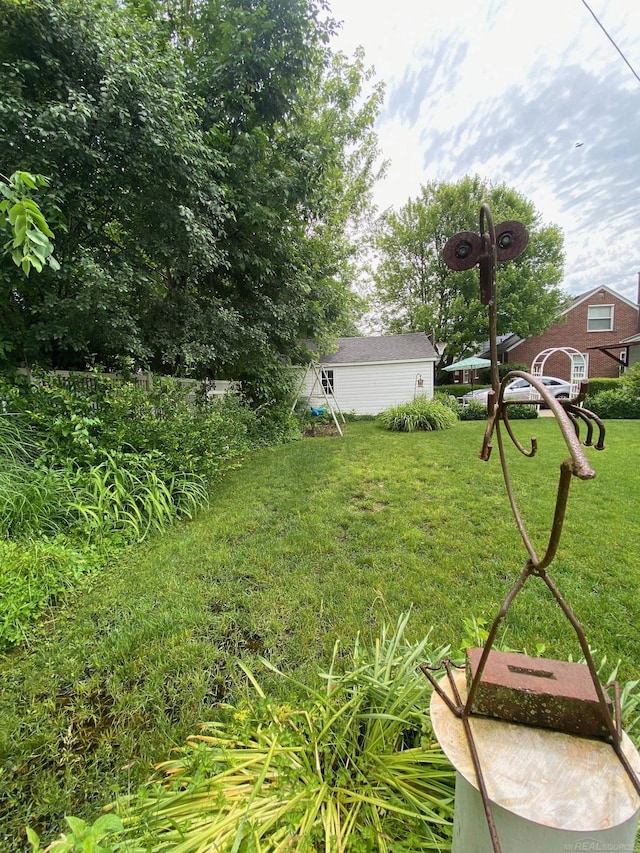 1782 Hollywood St, Grosse Pointe Woods, MI 48236 - view of grassy yard