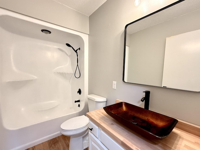 3331 Lakeshore Dr, Gladwin, MI 48624 - full bath with wood finished floors, a textured ceiling, vanity, and tub / shower combination