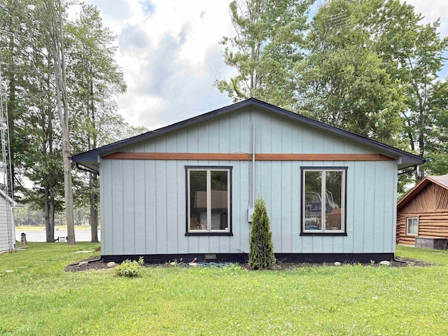 3331 Lakeshore Dr, Gladwin, MI 48624 - view of home's exterior featuring a lawn