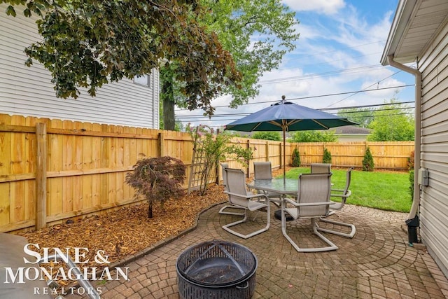1387 Torrey Rd, Grosse Pointe Woods, MI 48236 - fenced backyard featuring outdoor dining space and a patio area
