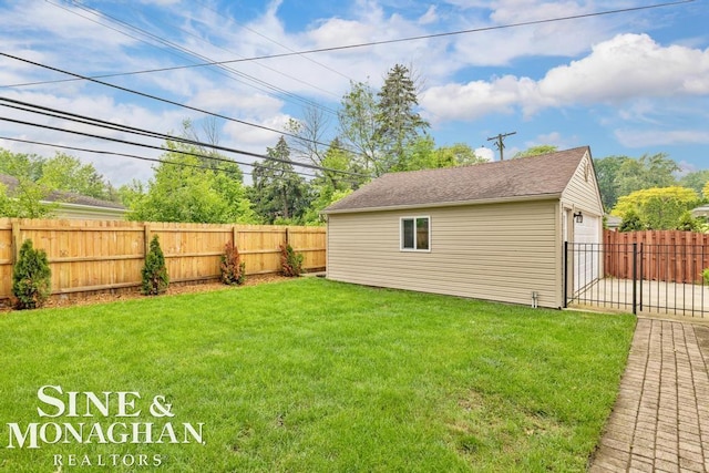 1387 Torrey Rd, Grosse Pointe Woods, MI 48236 - fenced yard with an outbuilding