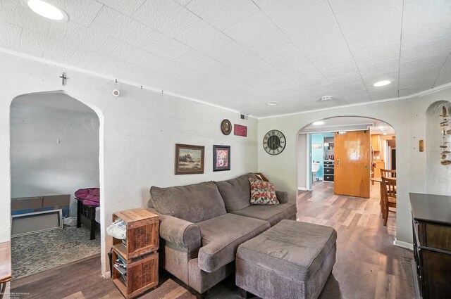 618 Harrison St, Monroe, MI 48161 - living room featuring arched walkways, wood finished floors, crown molding, and recessed lighting
